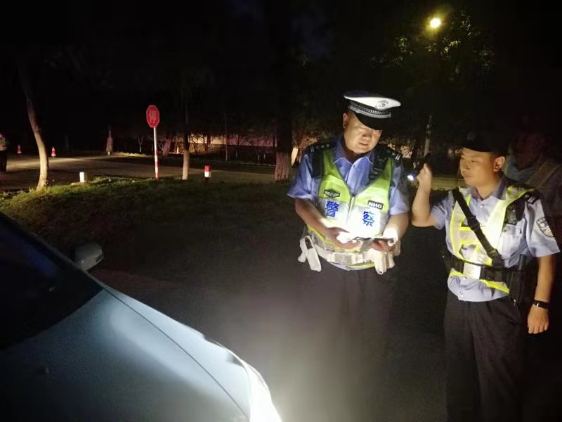 昌平交警查一车逮俩违法人