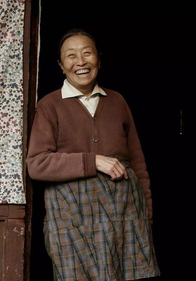 "老戏骨一辈子活得不容易,幼年丧父,80多岁仍被网友痛骂"