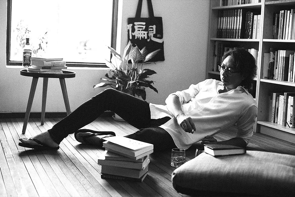 许知远:穿着人字拖去游荡_拖鞋