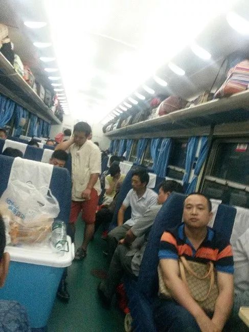 (图文无关)日前,由青岛开往西宁的z273次列车从济南站开车后,15号车厢