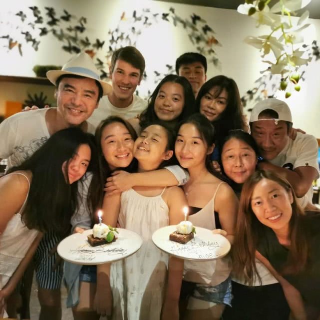 梁家辉庆祝女儿28岁生日太太江嘉年性感亮相连钟镇涛都来了