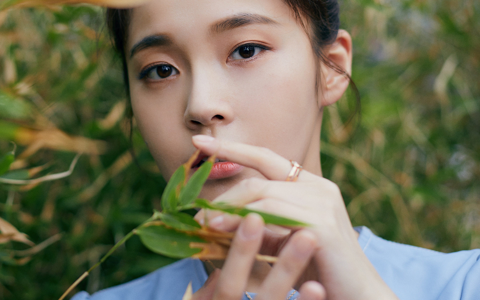 1/ 12 张佳宁清新甜美写真桌面壁纸,像花一样美丽的她,甜美的笑容很是