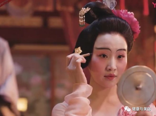 玄宗还要求画工专门研究出《十眉图》,囊括了如鸳鸯眉,小山眉,五岳眉