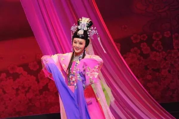 天赋 汗水成就30多年"越海"沉浮_黄美菊