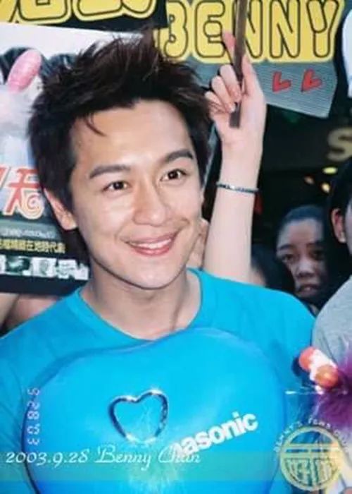 原创50岁陈浩民近照颜值下滑撞脸卓别林25岁旧照曝光青春不再