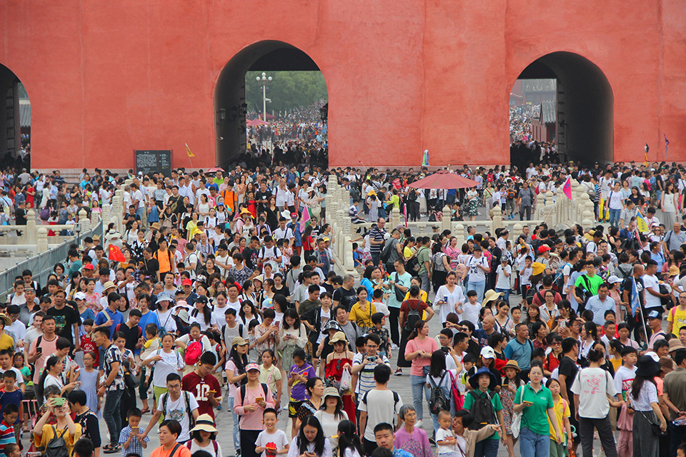 北京多处景点迎暑期旅游高峰 开启"人从众"模式