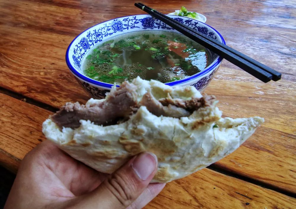 画面一转,眼见着刚吃完一碗水盆羊肉的张小敬,转身端起碗说:"伙计,再