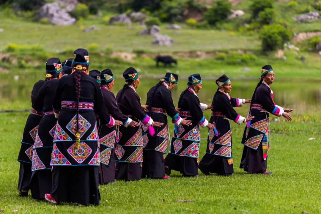 相传吉隆人曾为迎接尼泊尔赤尊公主到来举行歌舞表演