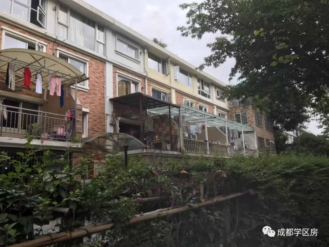 成都花园朗庭园,2002年建成,早期别墅代表.