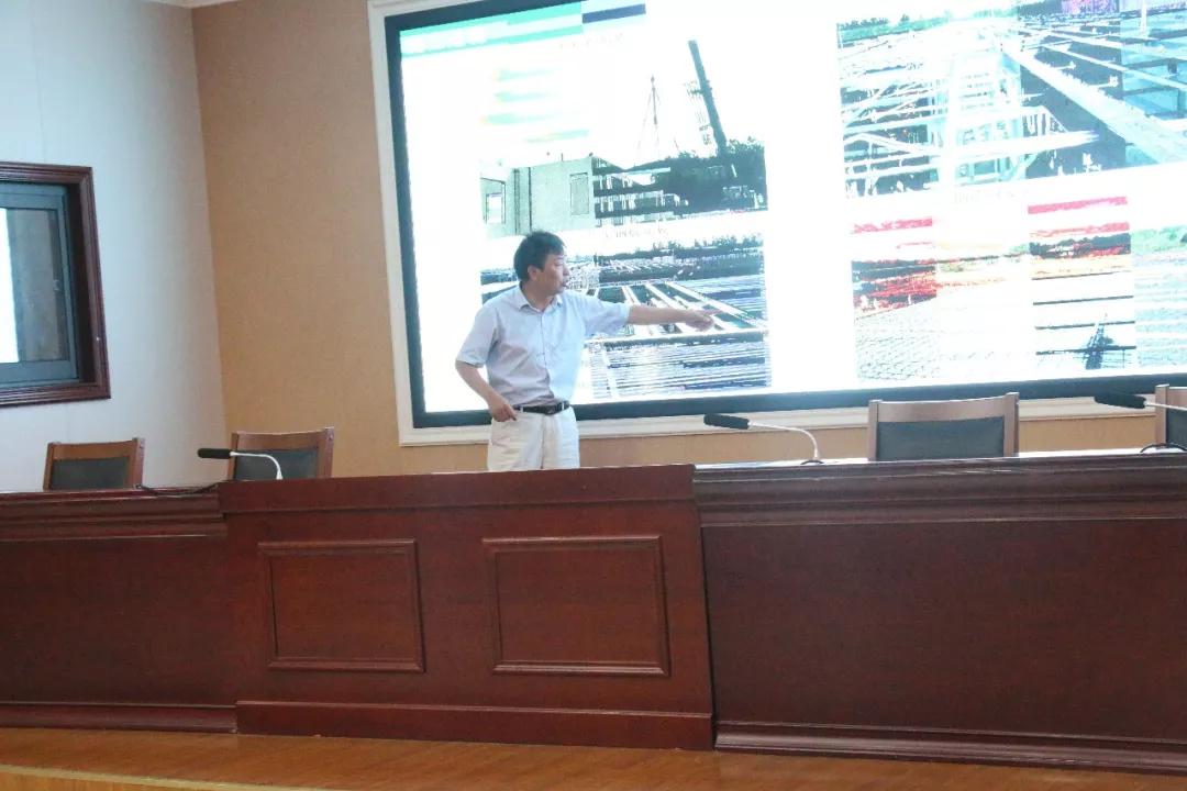 在公司三楼会议室,仇多宏董事长对甄长琢等老领导莅临参观考察表示