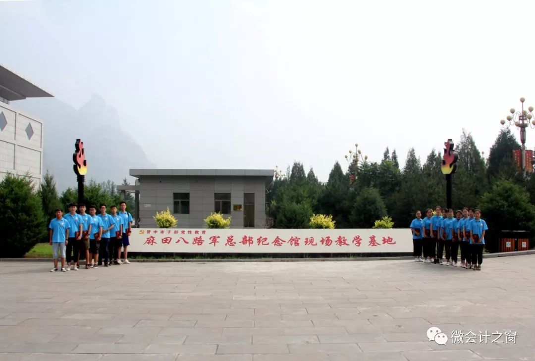 學生幹部志願者跟隨著導遊的步伐走過八路軍總部歷史陳列,左權縣歷史