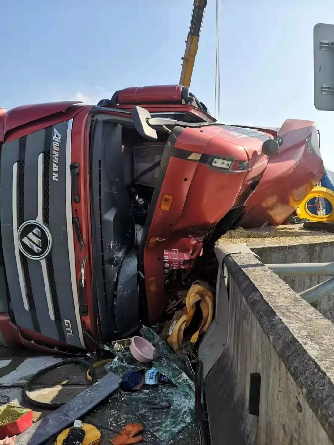 三明往永安方向发生严重车祸,车头都撞扁了!