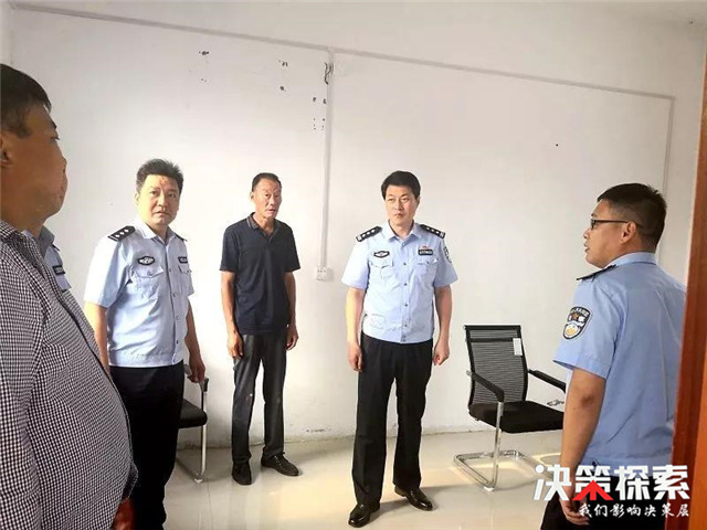 社旗县公安局局长高青深入基层派出所检查指导走村入户进店访企专项