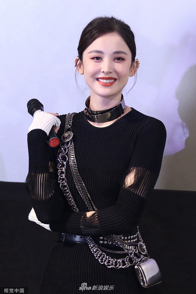 古力娜扎着镂空透视针织裙 红色眼线搭配金属choker
