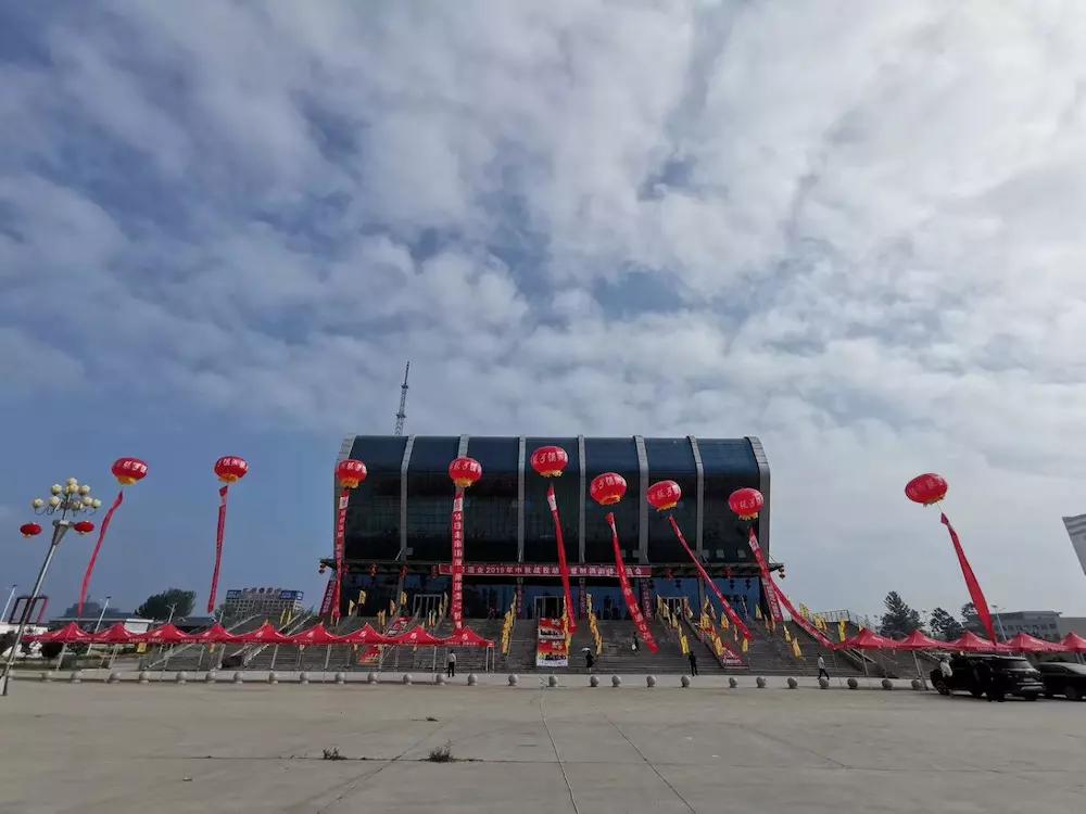 7月18日,河南省张弓酒业有限公司在宁陵县葛天大剧院隆重举行张弓酒业