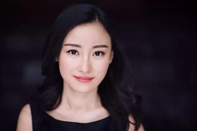 段英梅是一个充满好奇心的观察家,她对生活的方方面面都有着浓厚的