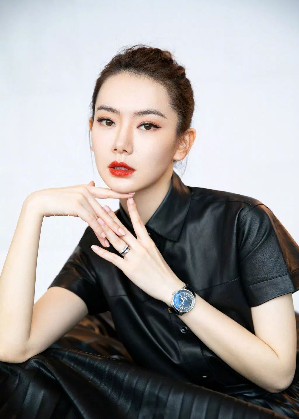 英气妆最重要的部分可以说是眉毛了,相比于一字眉和柳叶眉的温婉,剑眉