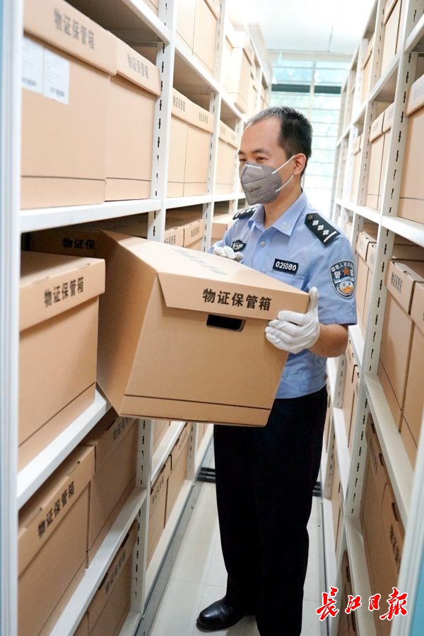 凭借一枚痕迹物证,民警追凶21年终破14岁女孩被杀悬案