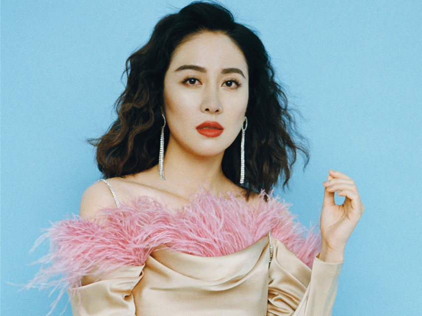 2017年4月,袁腾飞现身机场接机叶璇,两人佩戴情侣款墨镜举止亲密,疑似