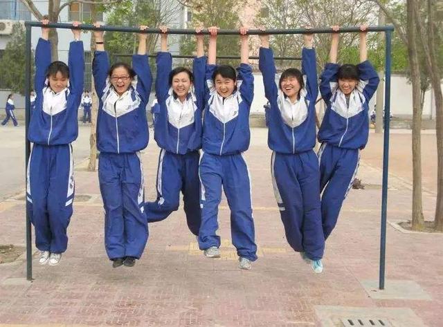 中国校服又丑又大为啥这么多年都不改毕业多年终于懂了