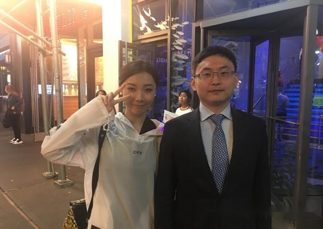 原来他是直播炉石传说的wtybill,他本人是住在美国纽约的一名华裔