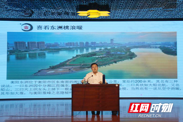 著名湖湘文化学者谢宏治正在为新员工讲述《东洲与船山文化》.