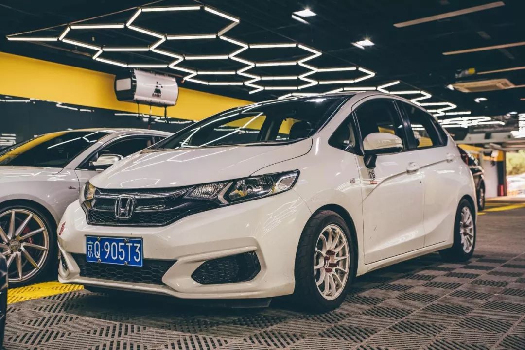 玩家开着一台购置税一样也能快乐超跑gk5