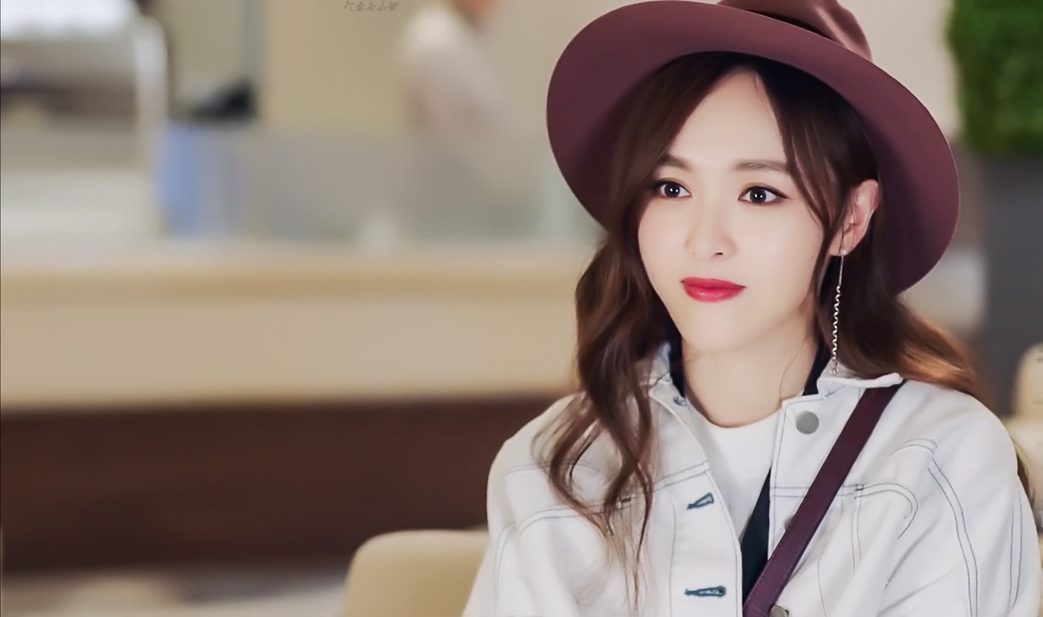 原创86斤唐嫣晒美照,1万连衣裙配3千包包秀长腿,看得我好生羡慕