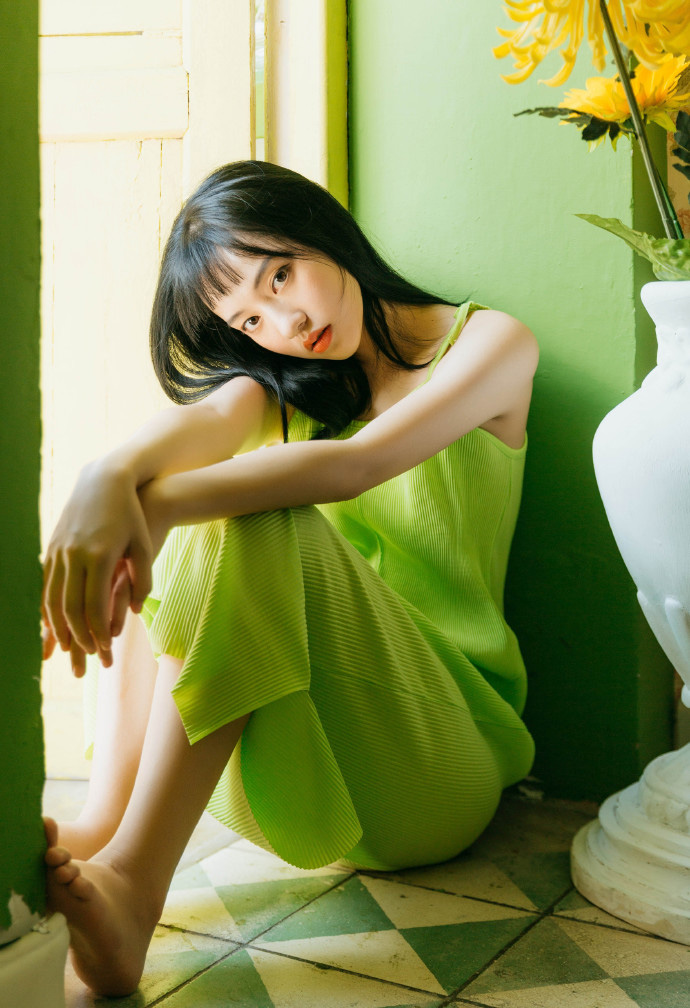 性感美女时尚写真清纯可爱绿色吊带裙小露香肩美腿甜美迷人