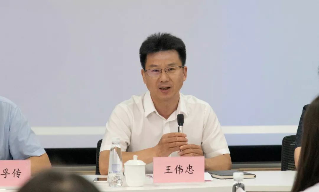 王伟忠首先对各位领导,老师和同学们的到来表示了热烈欢迎,对省市