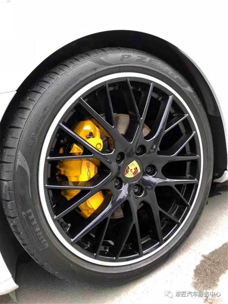 保时捷卡钳喷漆上车效果保时捷卡钳喷漆完成后效果展示师傅正在施工贴