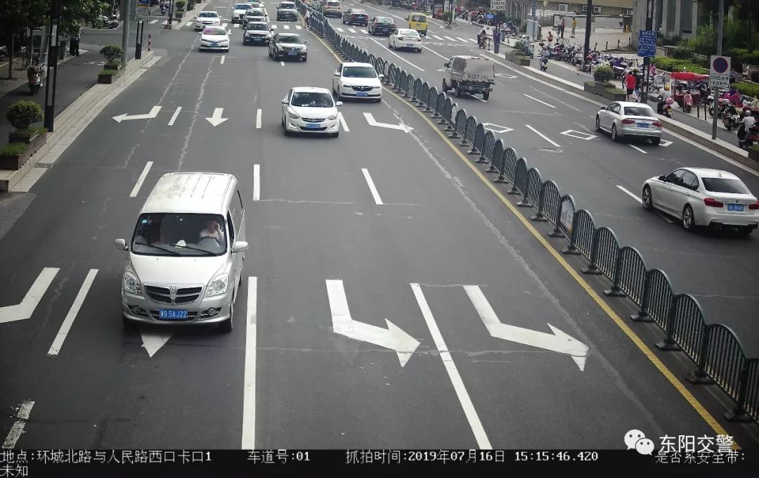 东阳市环城北路与人民路西口卡口1, 驾驶时拨打接听使用手持电话.