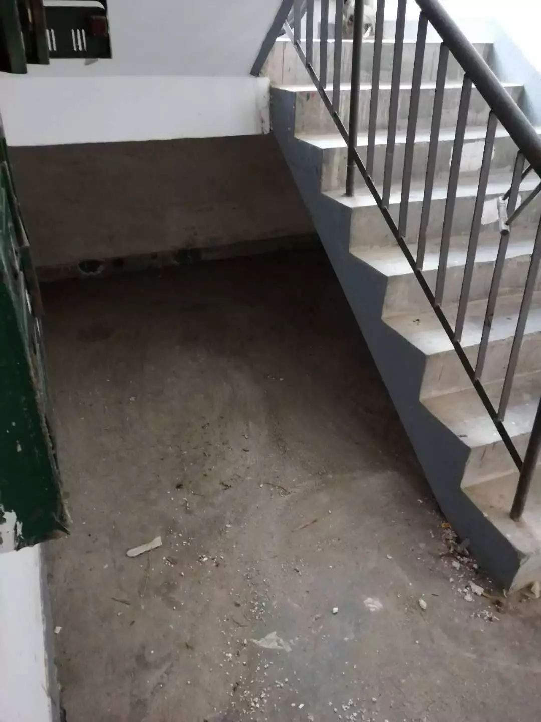 马桥居民区开展楼道整治行动