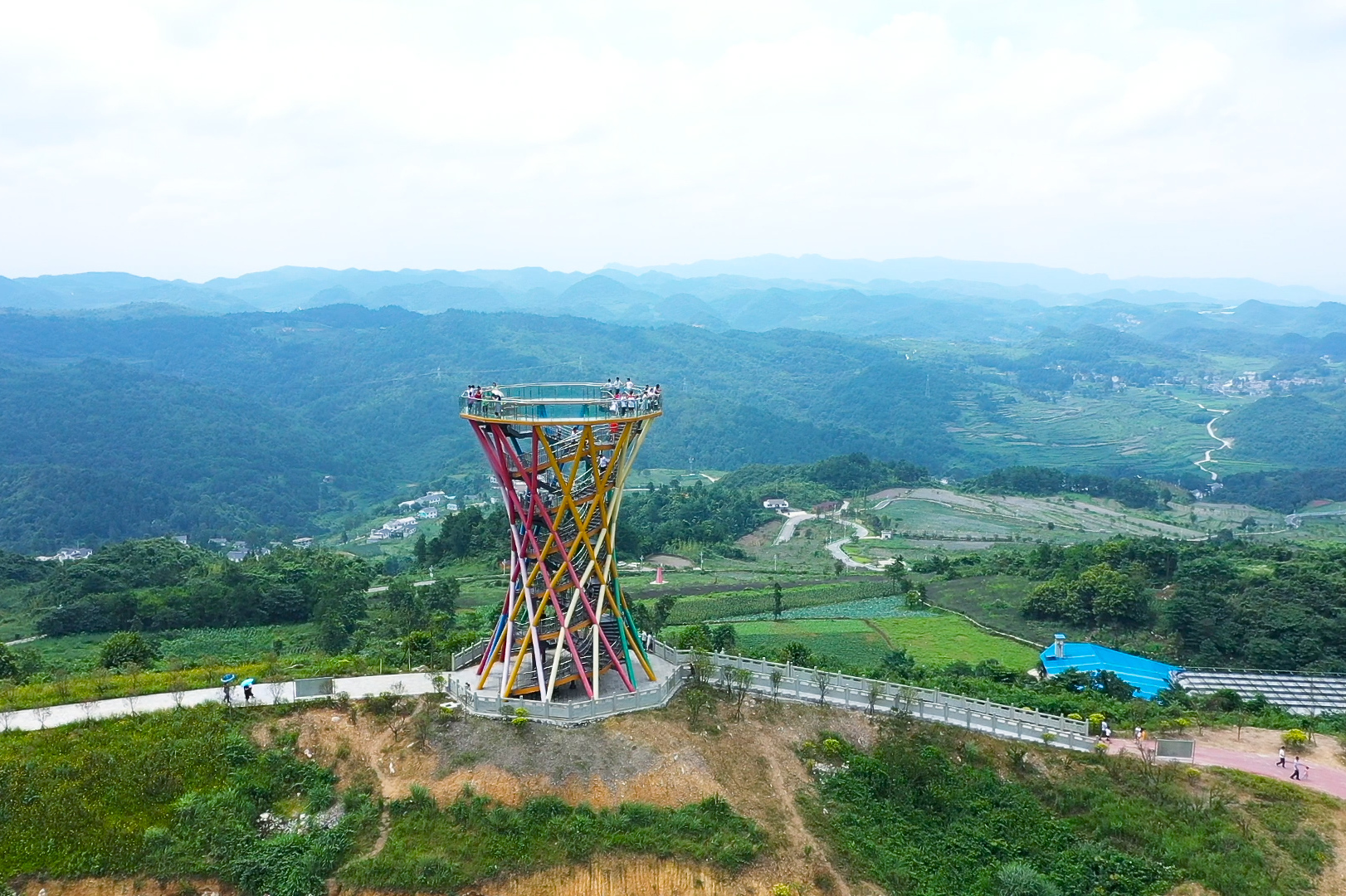 贵州一座建在山顶上的玻璃观景台高达50米站在顶上脚会发软
