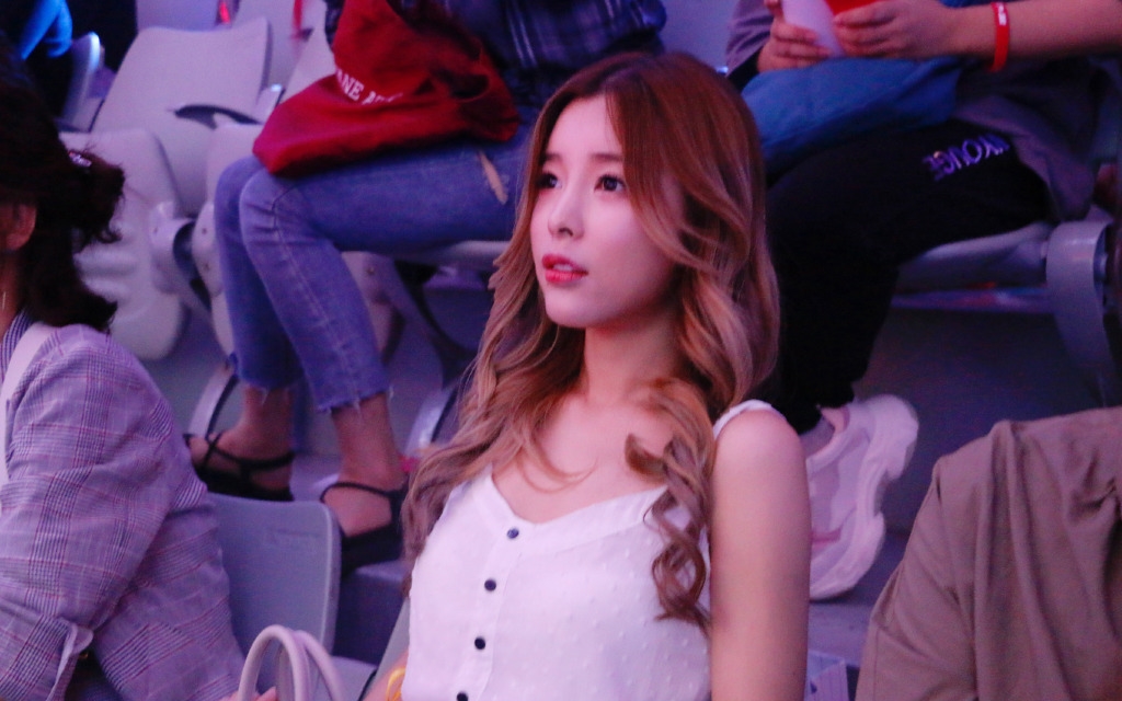 doinb老婆亲自为fpx发应援,现场带头喊加油!她比uzi女友好太多了!