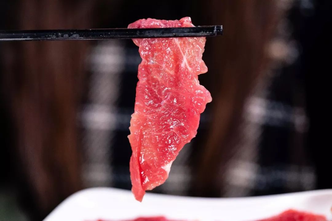 把牛肉火锅专用的漏勺用起来啊,嫩牛肉放进去,筷子再进去轻拨几个来回