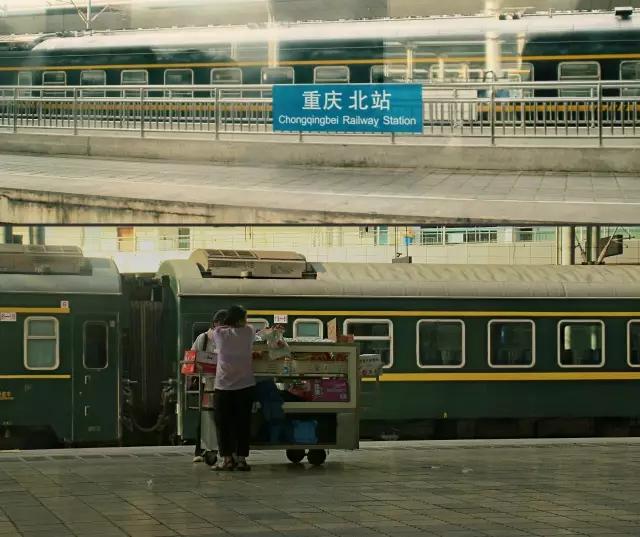 这列火车接送位于重庆市内重庆北站至秀山站的5609次列车,北站到秀山