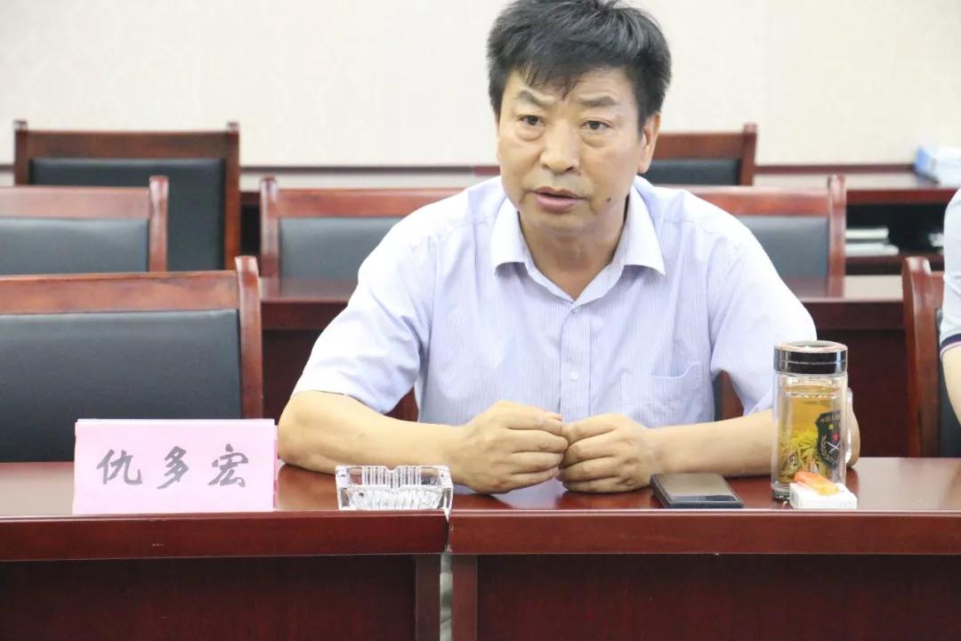 在公司三楼会议室,仇多宏董事长对甄长琢等老领导莅临参观考察表示