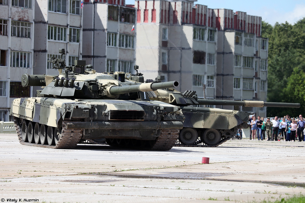 第4近卫坦克师的坦克部队装备有200多辆t-80,其中主要还是t-80u间其