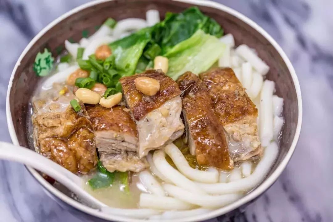 东莞的厚街濑粉,是以"烧鹅濑"为代表的濑粉.