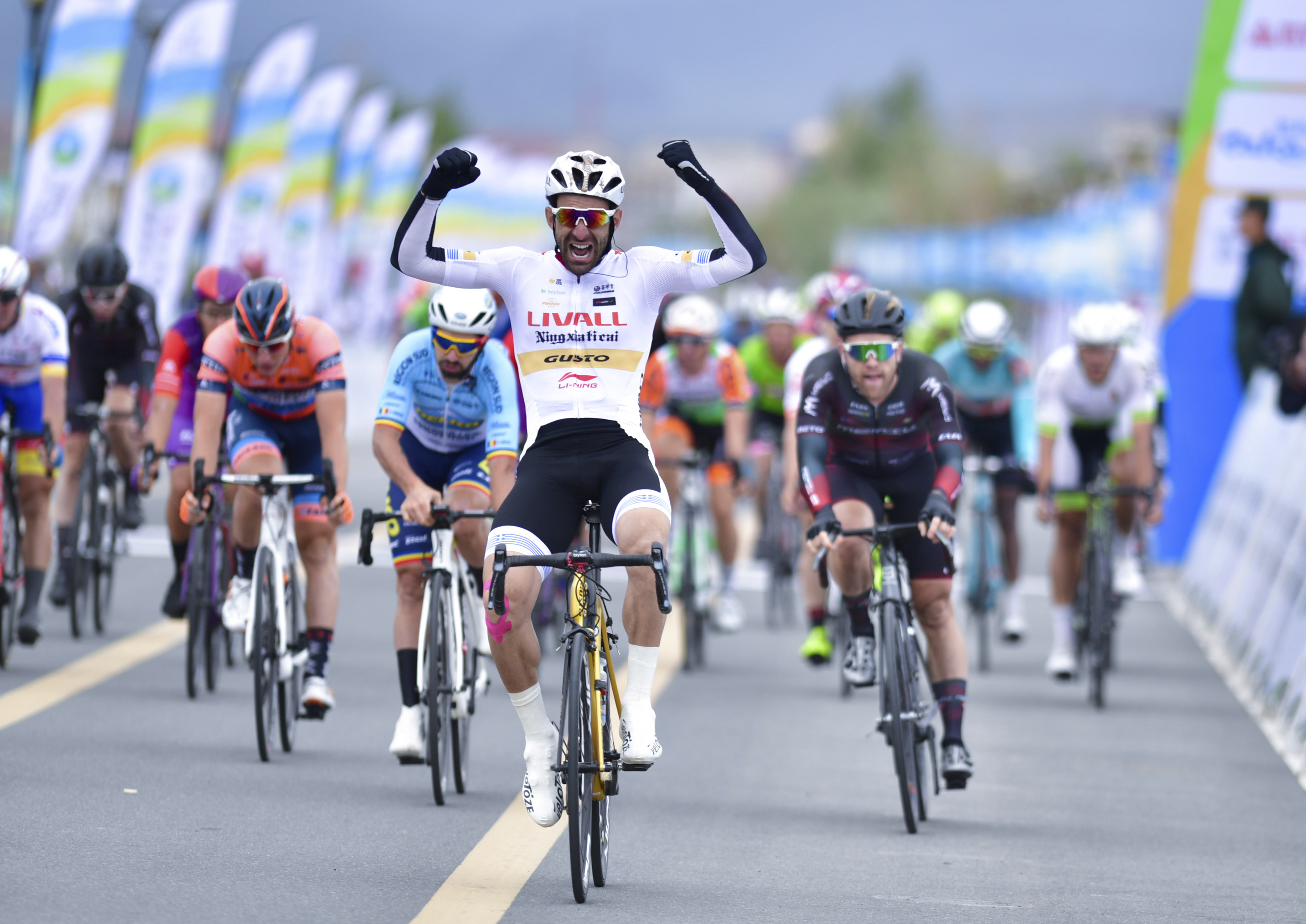 比赛一开始就有6名选手从大团突围,并且不断扩大领先时差,前四个赛段