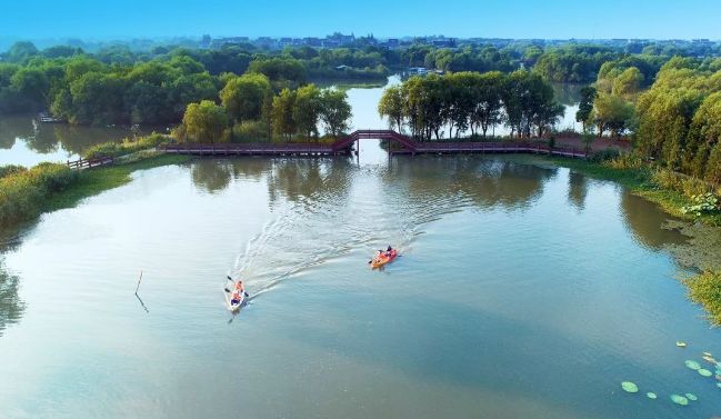 划一叶扁舟,荡漾在葫芦漾中,在体验运动乐趣的同时,感受下山水之间的