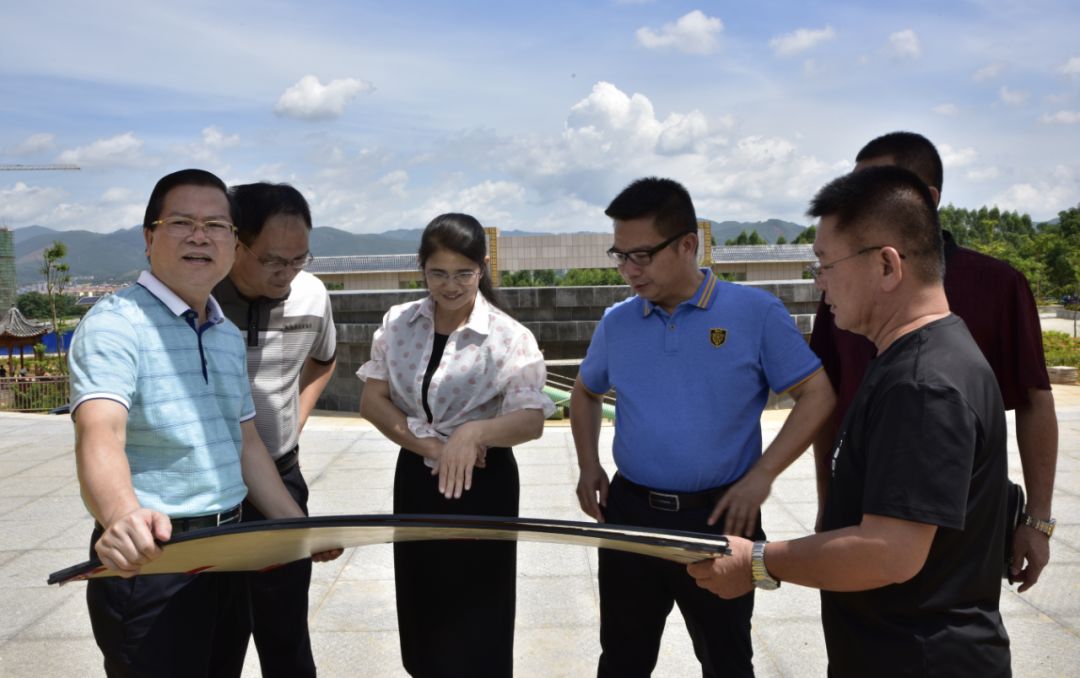 座谈会上,县委常委,宣传部部长,副县长许文思汇报我县开展中小学生防