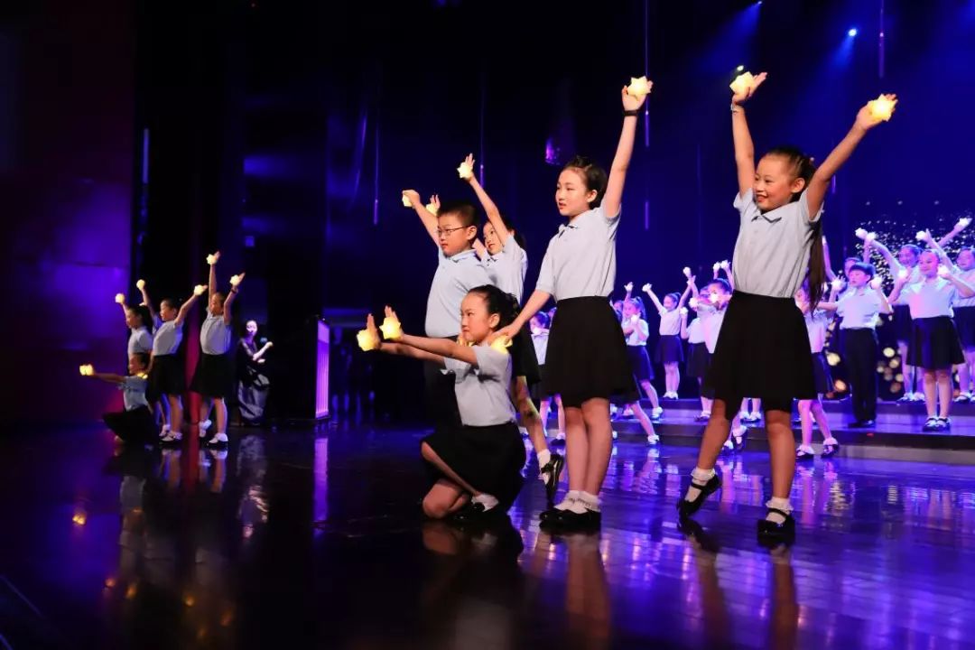紧接着,合唱教学一班的孩子们演唱了《校外踏青》,《萤火虫》(firefly