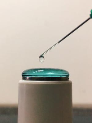 水表面张力现象这枚硬币表面可以存住多少水滴你们谁来数一下