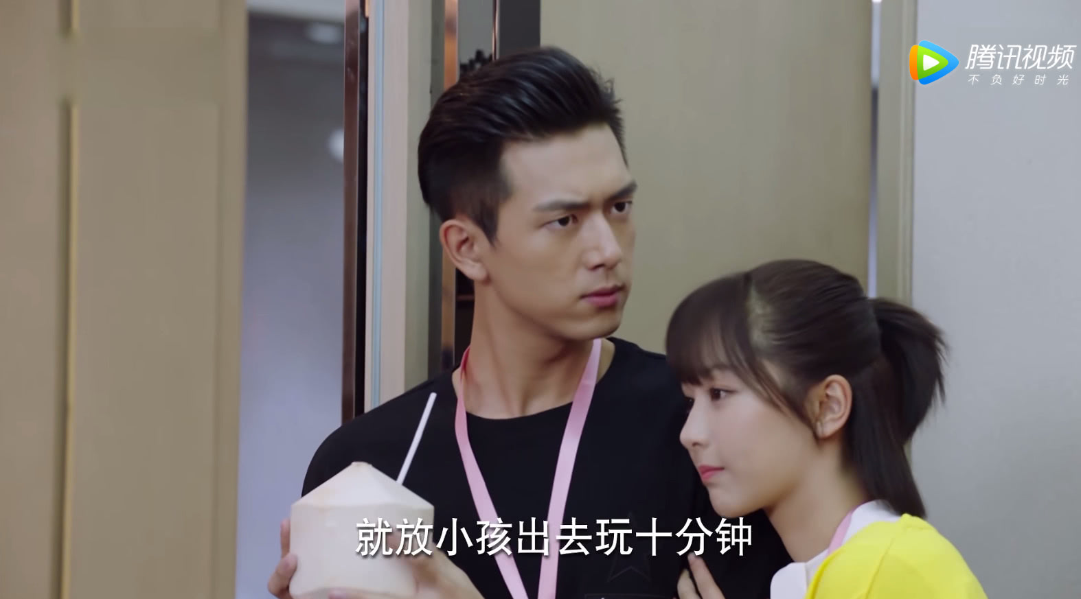 韩商言初吻被队员破坏佟年不放心临走主动献吻搞定韩商言