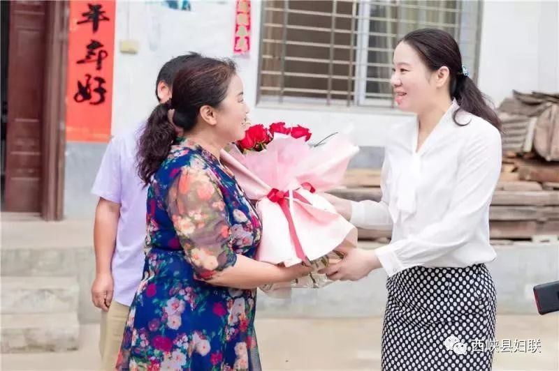 西峡县副县长王雨看望慰问2019年度全国最美家庭