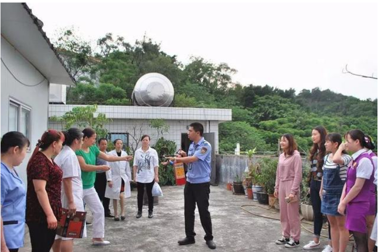 合肥东南骨科医院组织全院职工进行消防设备使用及逃生技巧培训