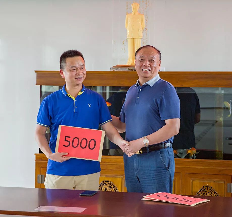 随后,江鸿方董事长为2018年集团获得主任医师的医生