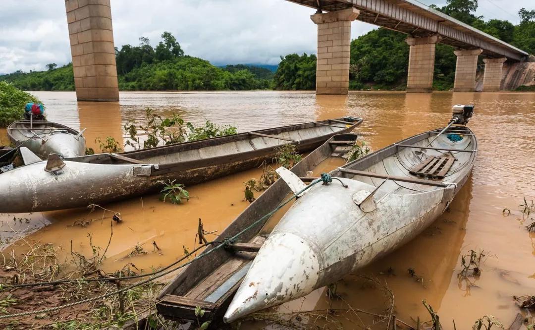 老挝游艇翻船致8亡图片